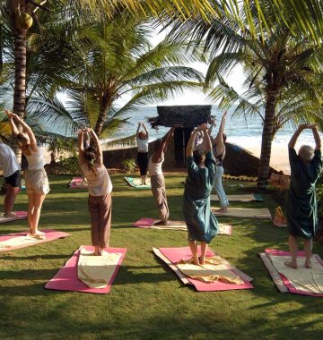 Üben Sie im Manaltheeram gemeinsam in der Gruppe mit Blick auf das Meer Yoga