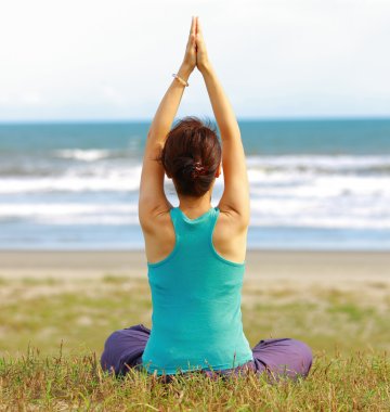 Yoga-Übung am Meer