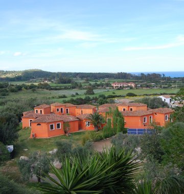Umgeben von grüner Natur und mit Blick auf das Meer befindet sich das Hotel Galanìas