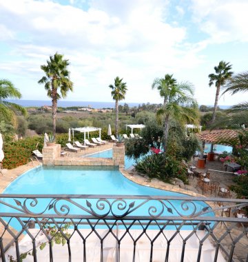 Italien Sardinien Hotel Galanìas Blick vom Balkon auf Pool
