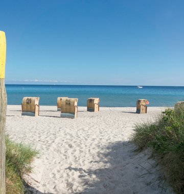 Der lange weiße Sandstrand lädt während Ihrer Yoga Reise zu Erholung und Strandspaziergängen ein