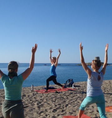 Italien Sardinien Hotel Galanìas Yogagruppe am Strand