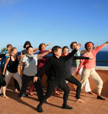 Yogagruppe beim Üben auf der Terrasse