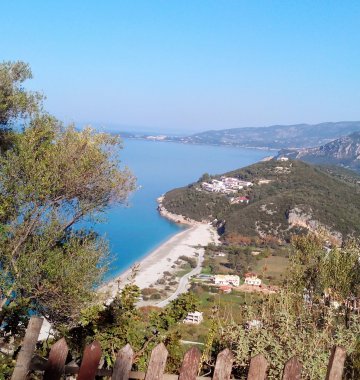 Ein wunderschöner Blick vom Dimokastro auf Karavostasi erwartet Sie beim Wandern in Griechenland