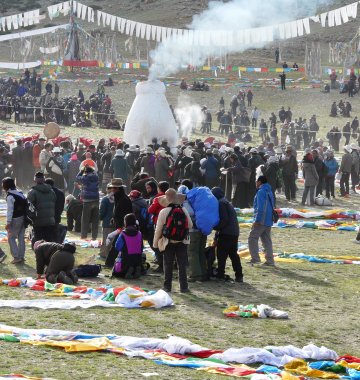 Von weit her reisen tibetische Pilger zum Kailash, um an diesem Fest teilzunehmen.