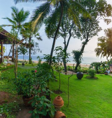 Genießen Sie die Sonne im Garten vor oder nach Ihrer traditionellen Ölmassage im Somatheeram Ayurveda Resort in Kerala
