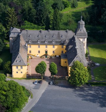 Das Schloss Melschede ist ein Wasserschloss in Hövel, einem Stadtteil von Sundern im Sauerland