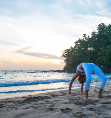Durch seine traumhafte Lage üben Sie im Talalla Yoga direkt am langen Sandstrand