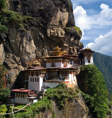 Hoch in luftigen Höhen erkunden Sie beim Trekking in Bhutan das Kloster Tigers Nest