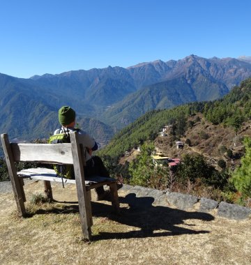 Die Bank vor der grandiosen Aussicht der Berge Bhutans