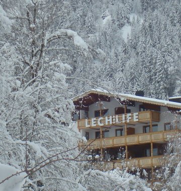Yoga Urlaub Österreich Tirol Naturhotel Lechlife Skilanglauf Schnee Baum