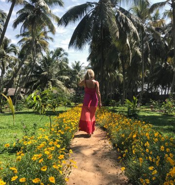 Ayurveda Kuren Indien Kerala Sitaram Beach Retreat Andrea Ostheimer Weg Blumen Palmen
