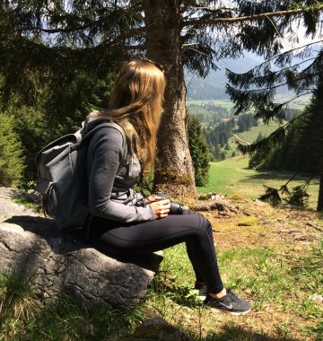 Yoga Urlaub Österreich Tirol Naturhotel LechLife Wandern Wald Person