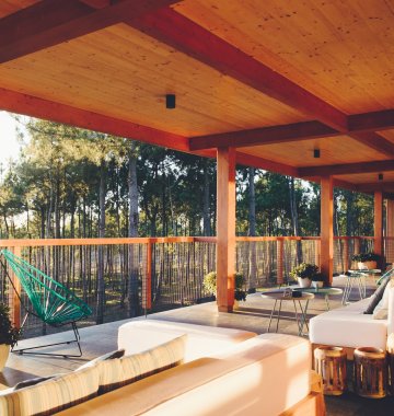 In der offen gestalteten Lounge mit Terrasse genießen Sie die Aussicht auf den Wald