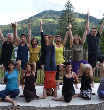 Deutschland Allgäu Yoga Urlaub Bio Berghotel Ifenblick Gruppenbild Pose