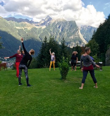 Österreich Tirol Yoga Urlaub Selfness Genuss Hotel Ritzlerhof Reisebericht Yoga Unterricht Bergkulisse