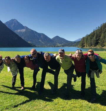 Österreich Tirol Yoga Urlaub Naturhotel LechLife Gruppenbild Yogapose