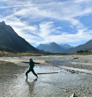 Österreich Tirol Yoga Urlaub Naturhotel LechLife Yoga im Flussdurchquerung