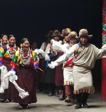 Sehr bewegend und anmutig - die traditionellen Tänze im Dorf Halji 