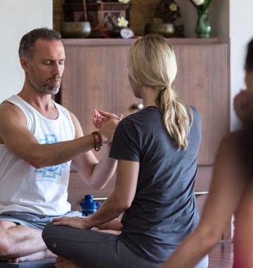 Paul Dallaghan, Gründer des Samahita Retreat, praktiziert selbst seit 25 Jahren Yoga