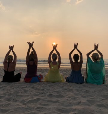 Yoga Urlaub Indien Südindien Goa Devarya Wellness Center Goa Sonnenuntergang Gruppenbild