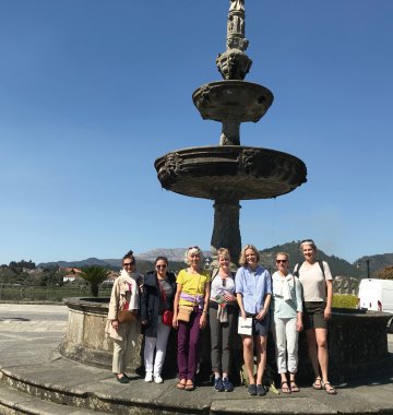 Die Gruppe genießt den Yoga Urlaub im Hotel Feel Viana und die schönen Ausflüge im Norden Portugals mit der Yogalehrerin Adelheid Ohlig