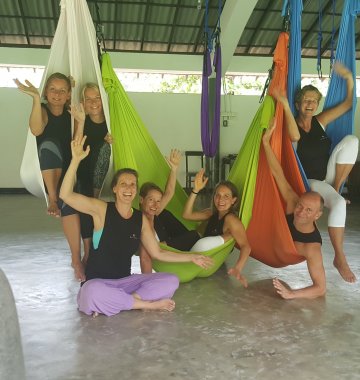 Sri Lanka Talalla Retreat Yoga Reisen Aerial Yoga Gruppe Tücher 