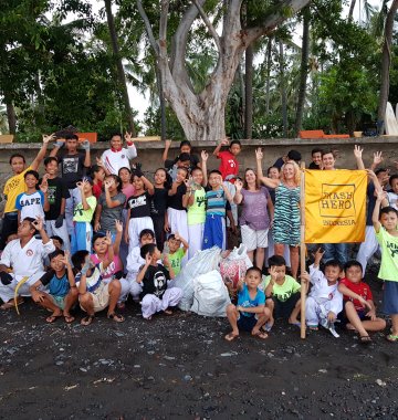 An den Stränden von Bali sammeln bereits viele Kinder Müll und unterstützen somit die Umwelt 