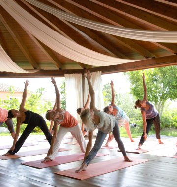 Beim Yogaüben im Hotel Galanias kräftigen und dehnen Sie Ihren gesamten Körper.