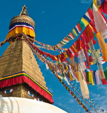 Auf Ihrer Reise nach Nepal warten viele bunte Gebetsfahnen auf Sie