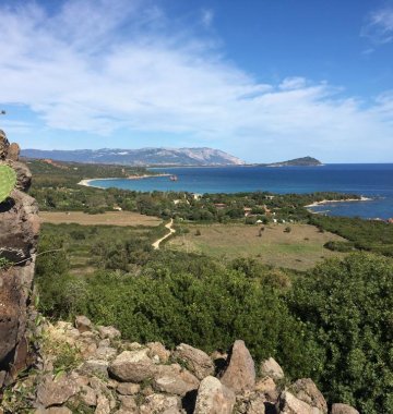 Traumhafte Aussicht auf die Küste von Sardinien
