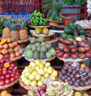 Eine Farbenpracht aus Obst und Gemüse auf dem Markt in Funchal
