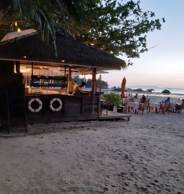 Genießen Sie den Sonnenuntergang bei einem Cocktail in dieser Strandbar