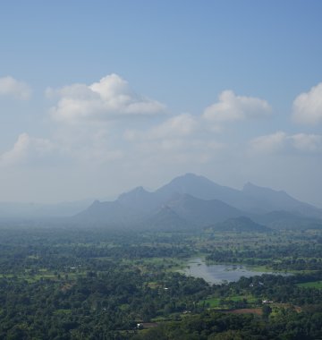 Ein weiter Blick über die Landschaft von Sri Lanka 