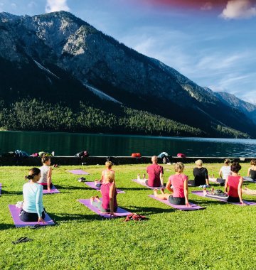 Naturhotel Lechlife See Yoga Berg Gruppe Übung