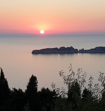 Genießen Sie die traumhaften Sonnenuntergänge in der Bucht von Korfu