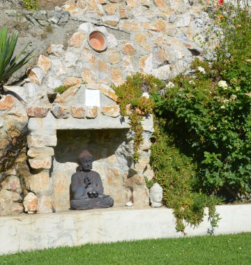 Auch Buddha kann sich gut entspannen im Garten!