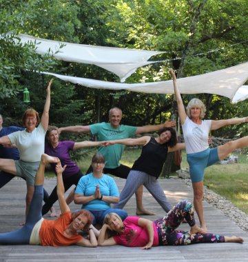Die Yoga-Gruppe posiert dynamisch auf der Yoga-Plattform