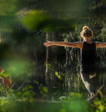 Neue Kraft beim Yoga in der Natur tanken
