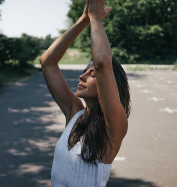 Yogalehrerin Michaela Aue in einer Yoga-Pose