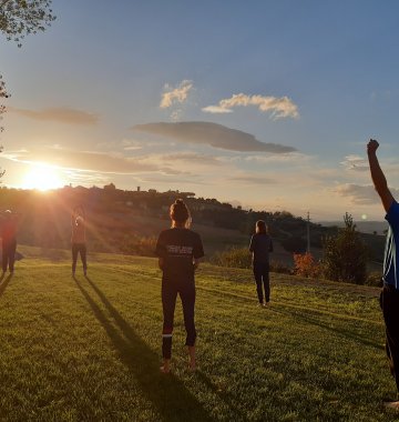 yoga urlaub reisen italien marken villa garulli sonnenuntergang 