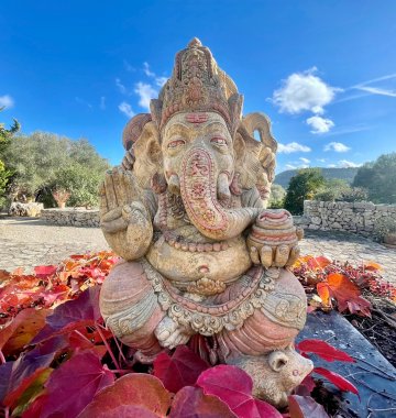 Der Ganesha thront im Garten der Finca Son Mola Vell