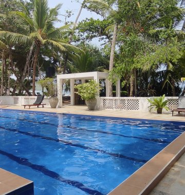 Egal ob im Pool oder im Meer, im Surya Lanka kann man sich schnell erfrischen.