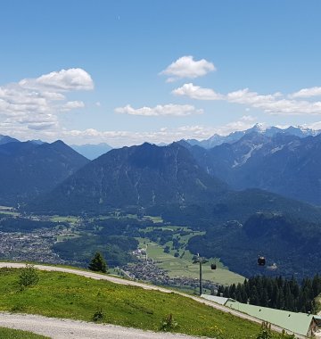 Im Sommer, so wie im Winter, Lech hat tolle Aussichten über die Täler und Gipfel zu bieten