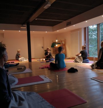 Eine Reise durch die Chakren im Yoga-Raum des Bio-Berghotels Ifenblick