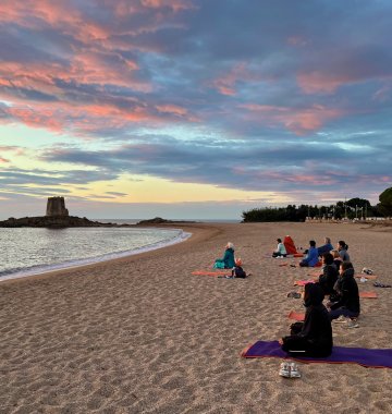 yoga urlaub reisen italien sardinien hotel galanias strand sonnenuntergang