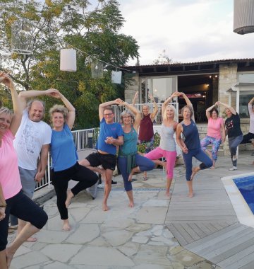 yoga urlaub reisen zypern cyprus villages gruppe pool pose