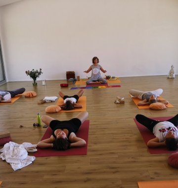 Üben Sie Yoga in der hellen und luftigen Yogashala