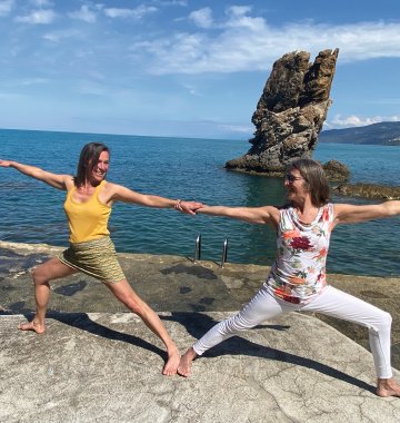 Gemeinsam Yoga üben am Meer