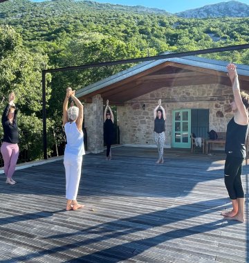 Gemeinsam Yoga üben auf der Dachterrasse des Balatura